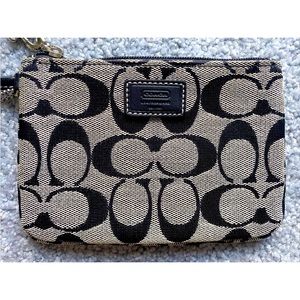NEW WITHOUT TAG Coach Signature C Black /Grey Small Wristlet Pouch Zipper 4”x6”